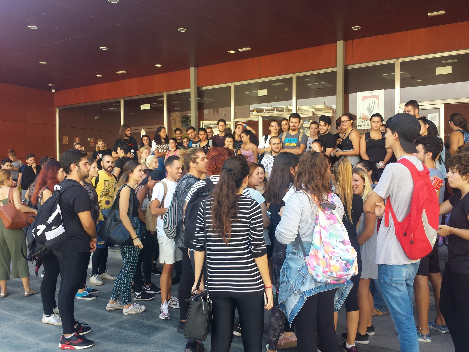 Estudiantes ayer, concentrados en las puertas de la escuela, mientras los alumnos del centro privado realizaban las pruebas de acceso.