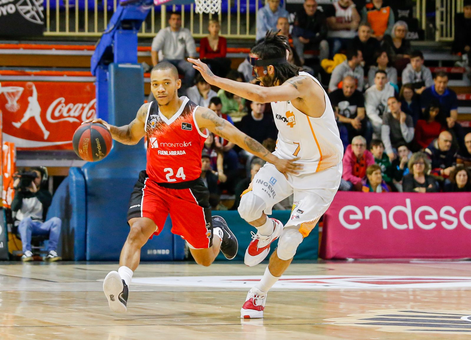Randle sube el balón defendido por el baskonista Henry.