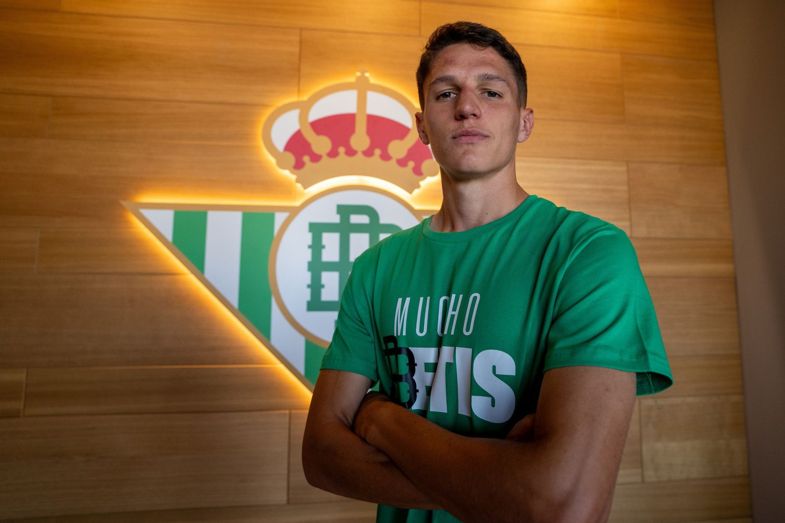 Sergi Altimira luce el escudo del Betis.