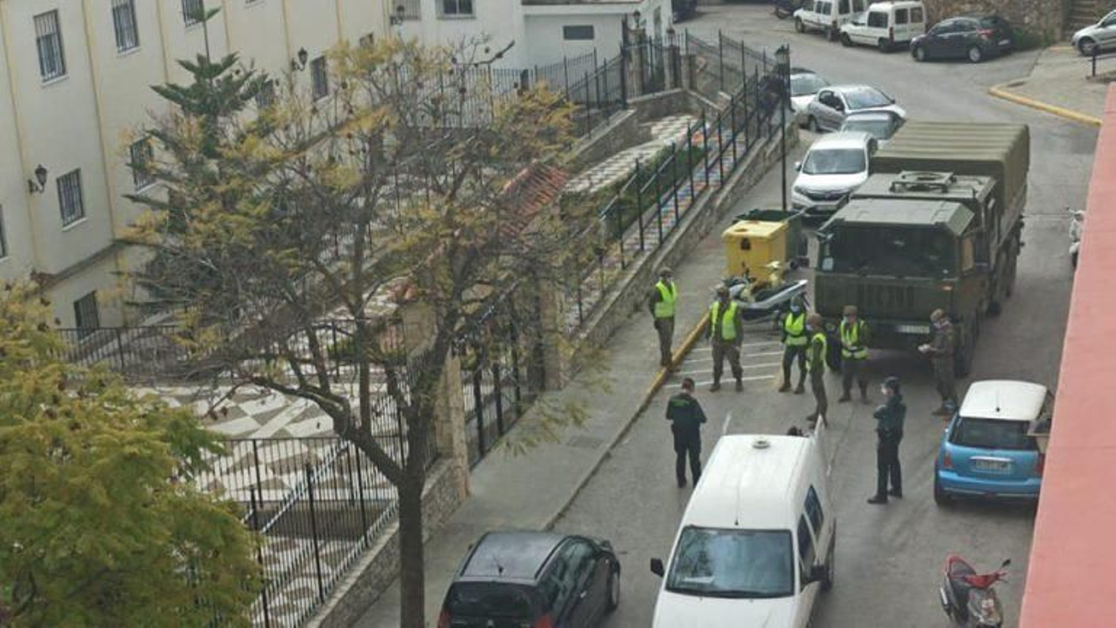 Soldados actuando en tareas de desinfección en la residencia de ancianos de Ubrique