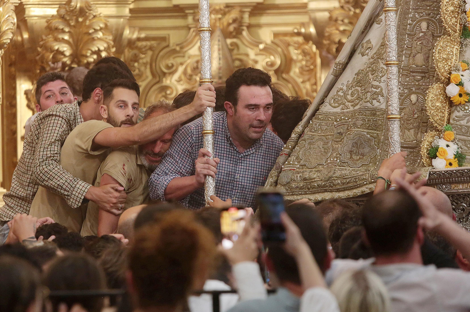 El Rocío 2023: Salto a la reja y procesión de la Virgen del Rocío en imágenes