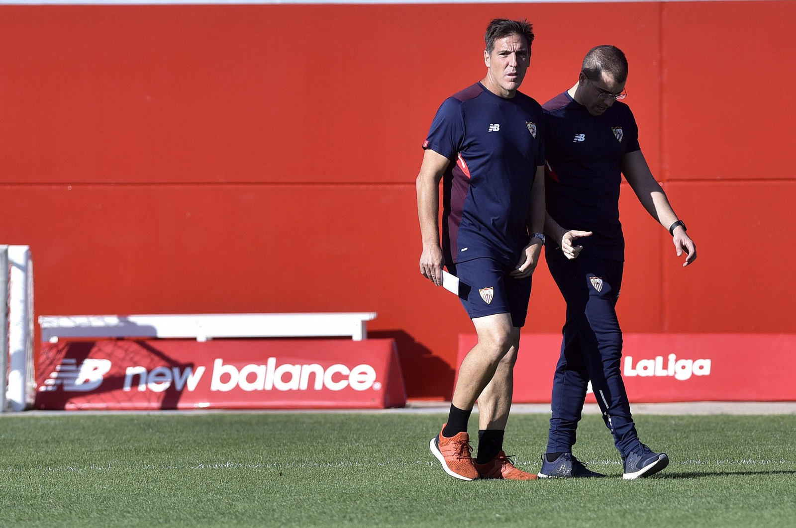 Eduardo Berizzo, ayer junto a uno de sus ayudantes del cuerpo técnico.