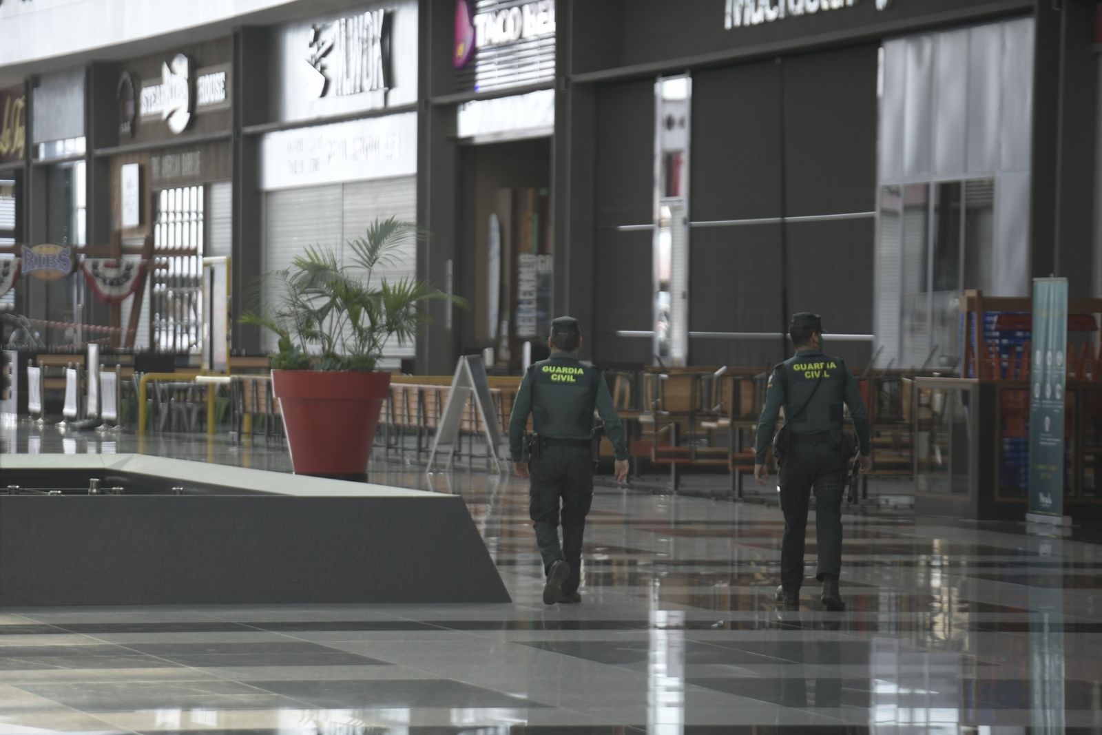 Fotos: El centro comercial Nevada mantiene un hálito de vida el primer día del cierre de comercios