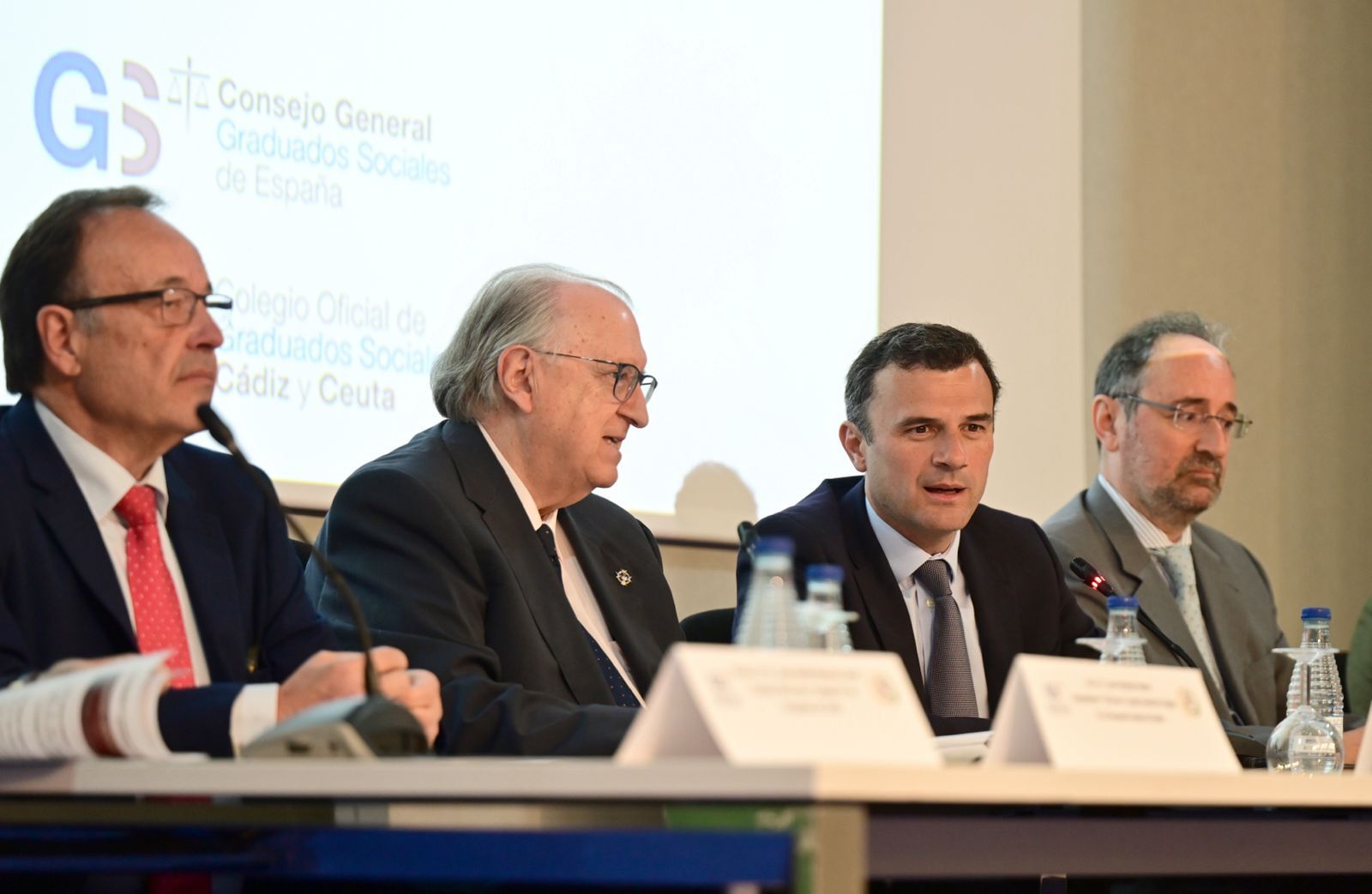 El presidente de los graduados sociales en Cádiz y Andalucía y el alcalde, Bruno García.