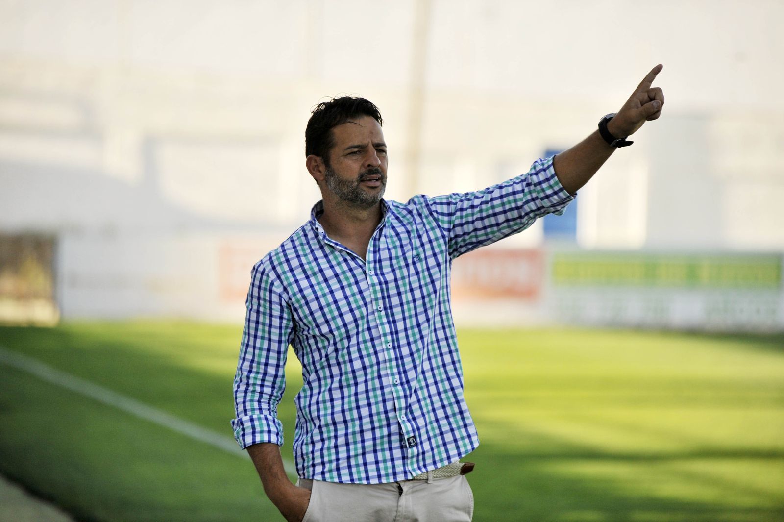 Mere da instrucciones a sus pupilos durante el Arcos-Cádiz B de la presente temporada.