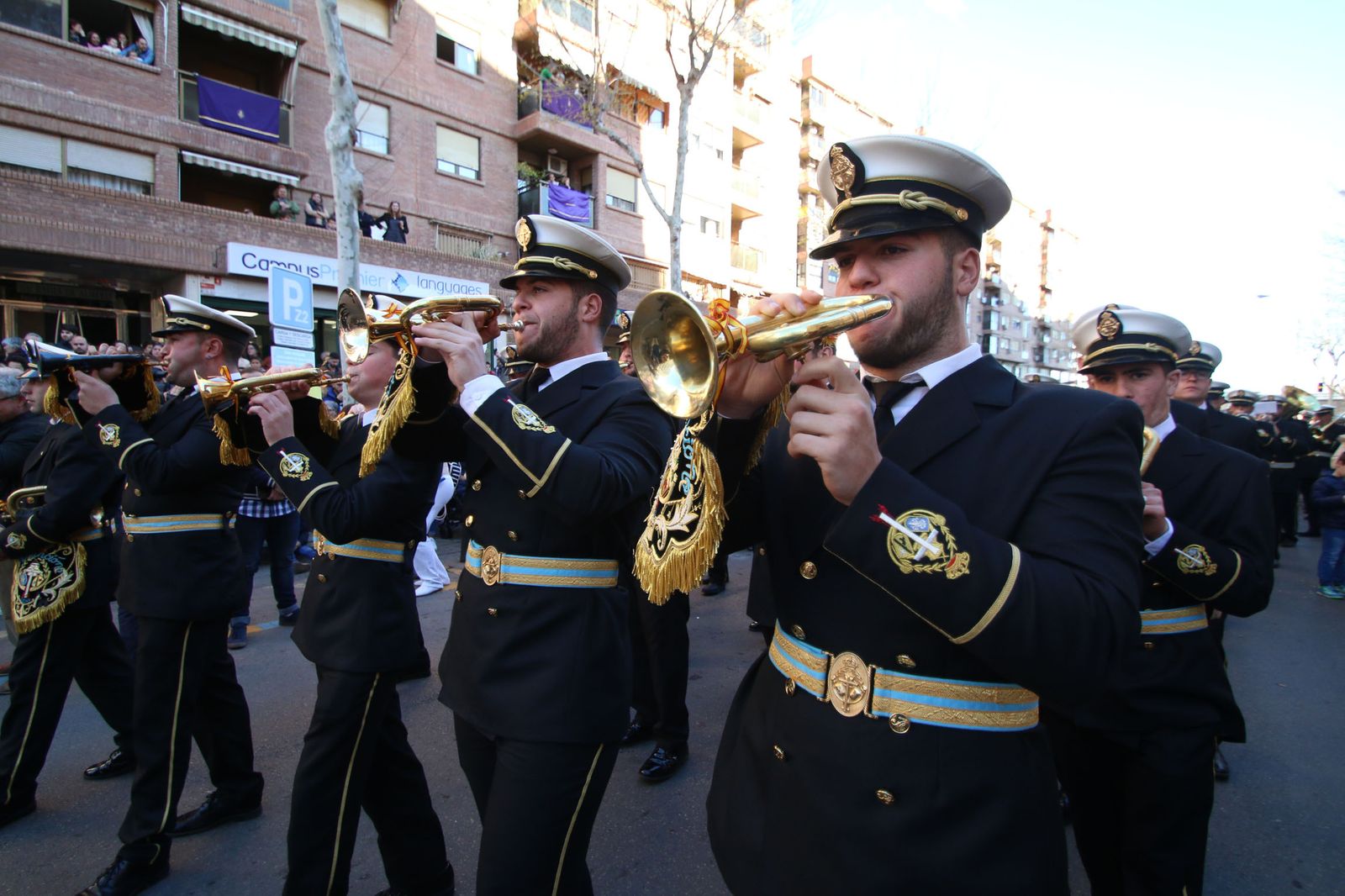 Una banda de música procesional.