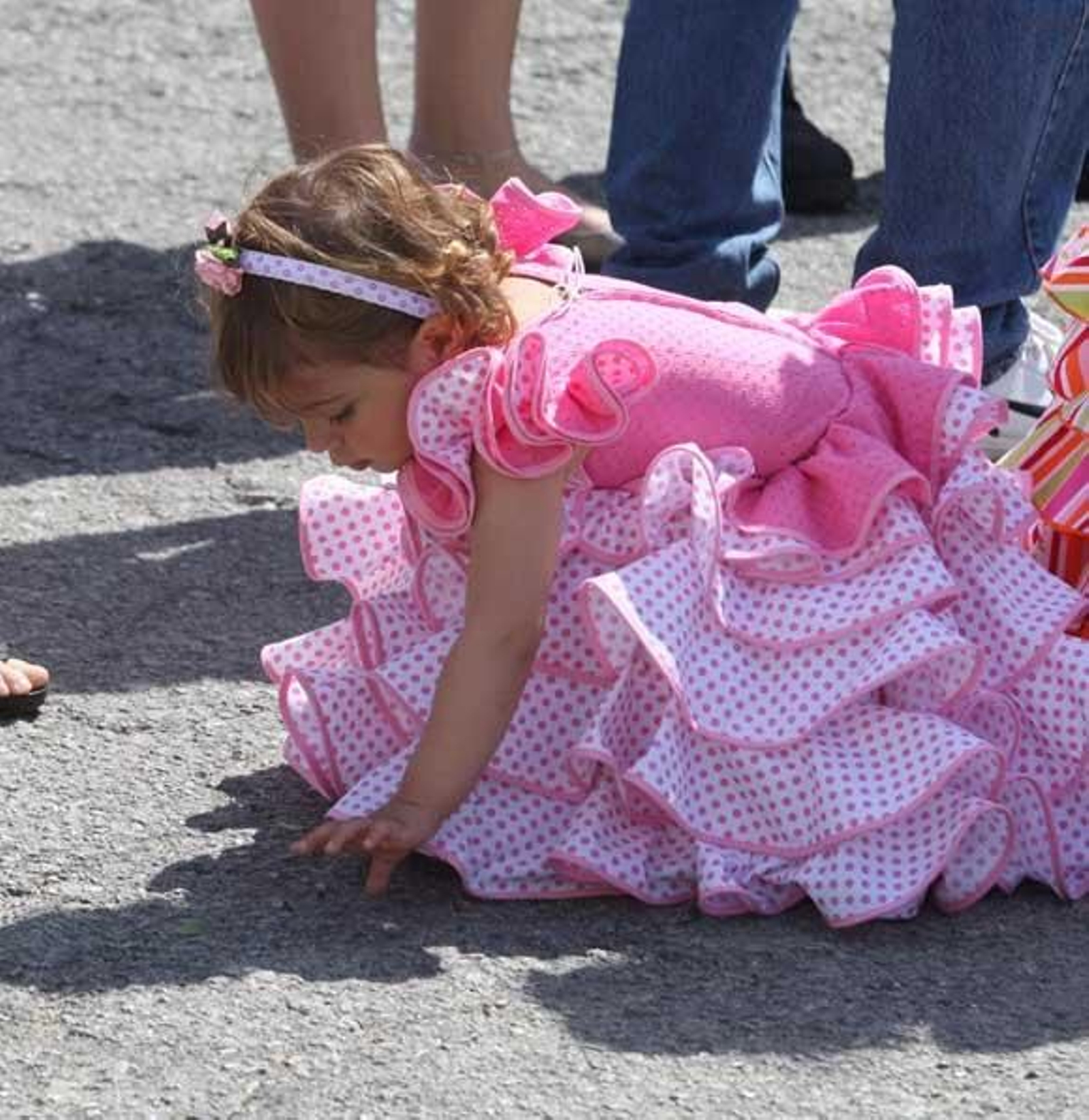 El Cristo de la Almoraima atrae a más de 7.000 devotos. Un centenar de jinetes y 14 carretas acompañan al cortejo en procesión por el municipio

Foto: Paco Guerrero