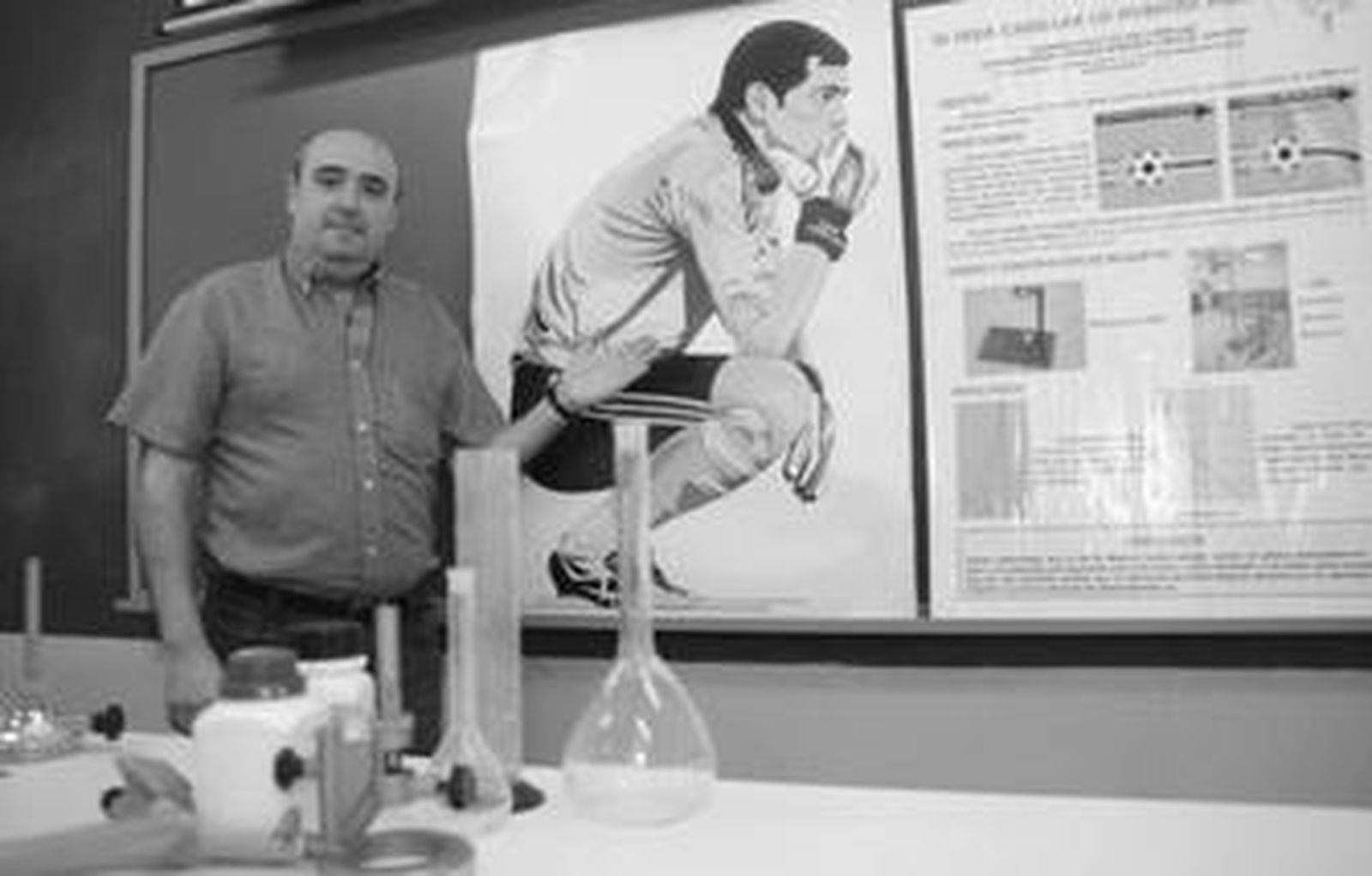 El profesor Miguel Sánchez, en su territorio, el laboratorio, con los carteles del proyecto 'Si Iker lo hubiera sabido'.