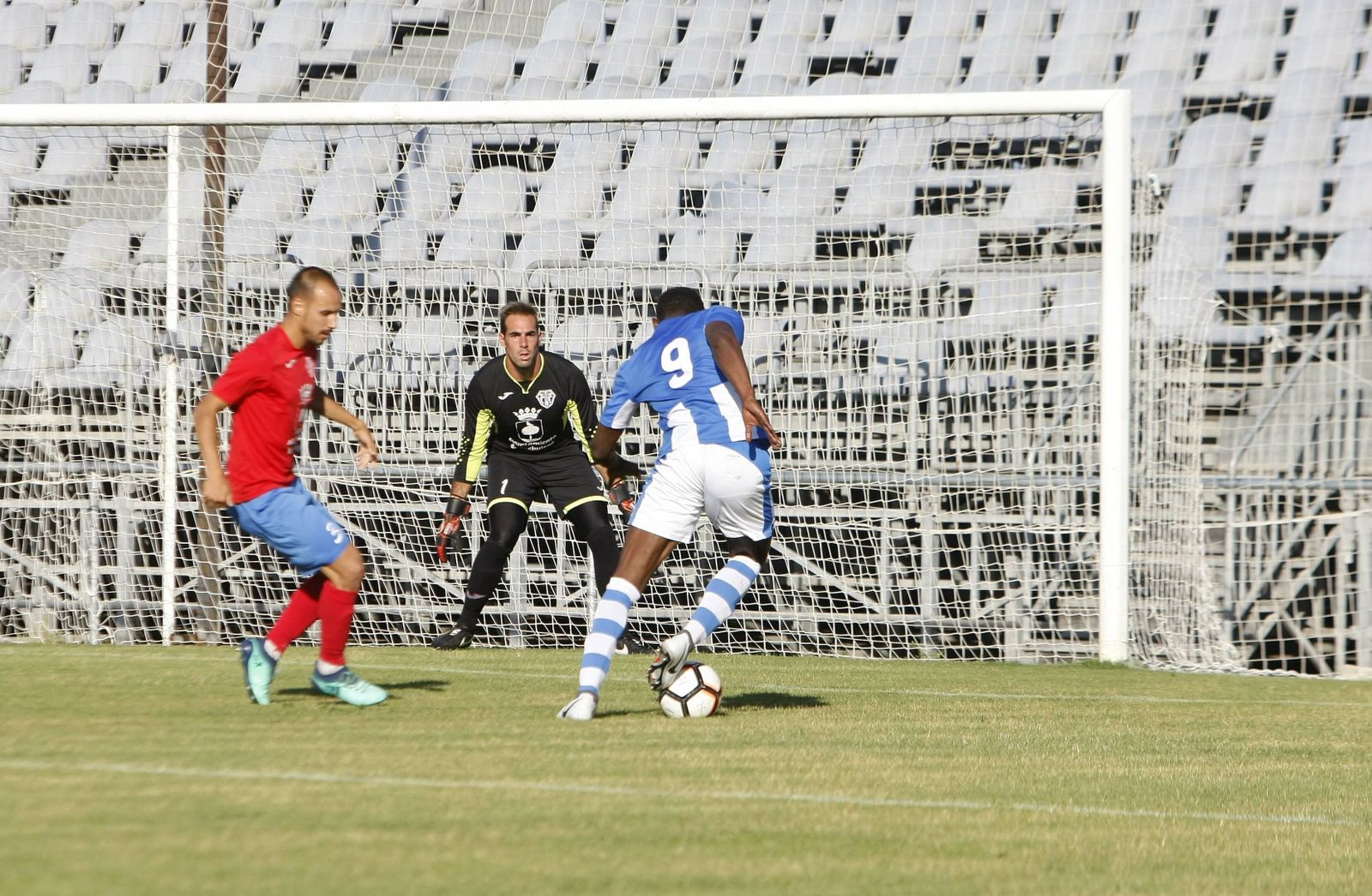Pascu tuvo la mejor ocasión, pero entre Álex y el palo evitaron el gol.