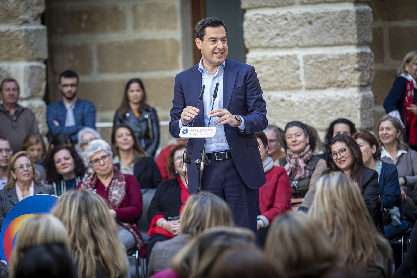 Juanma Moreno Bonilla se rodea de mujeres