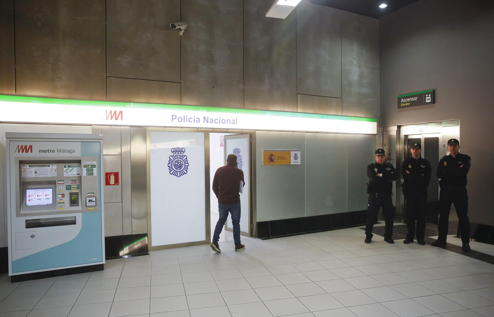Dependencias de la Policía Nacional en el vestíbulo del intercambiador del Metro en El Perchel.