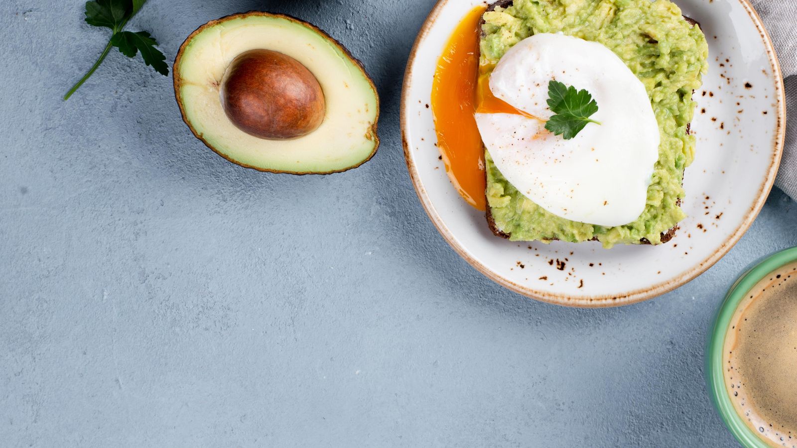 tostada de aguacate y huevo poché