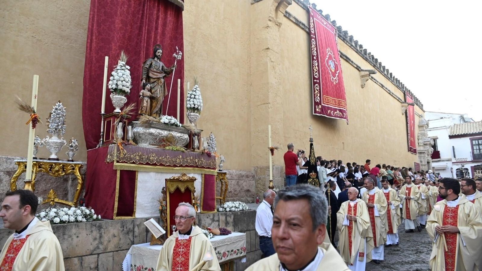 Uno de los altares, durante la procesión del año pasado. Uno de los altares, durante la procesión del año pasado.
