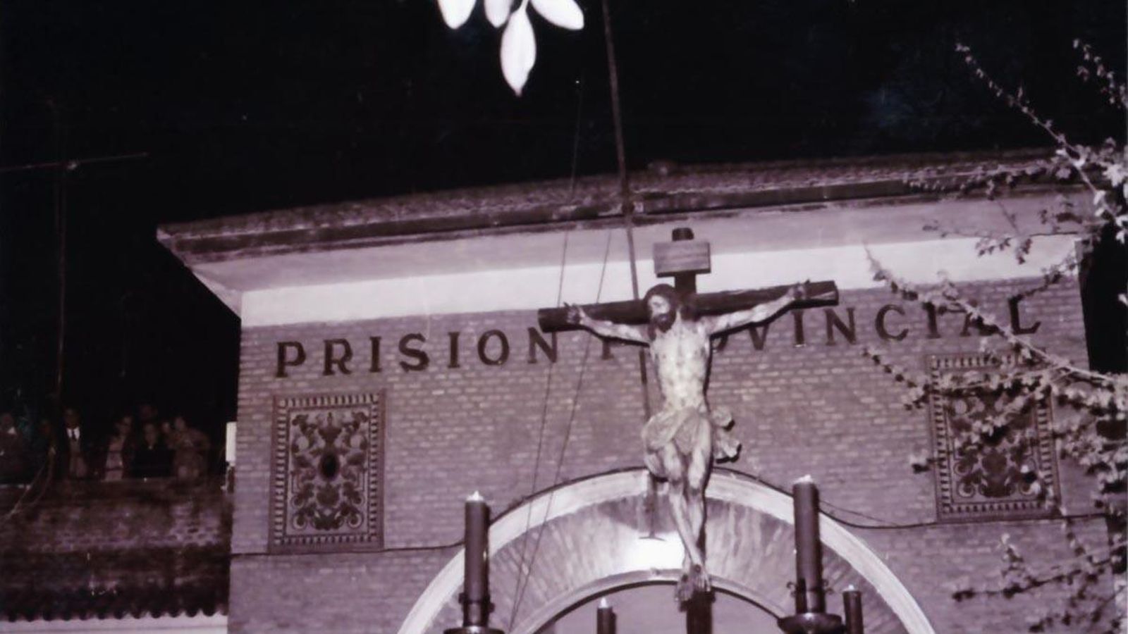 El Cristo de la Sed ante la antigua Prisión Provincial de Sevilla.