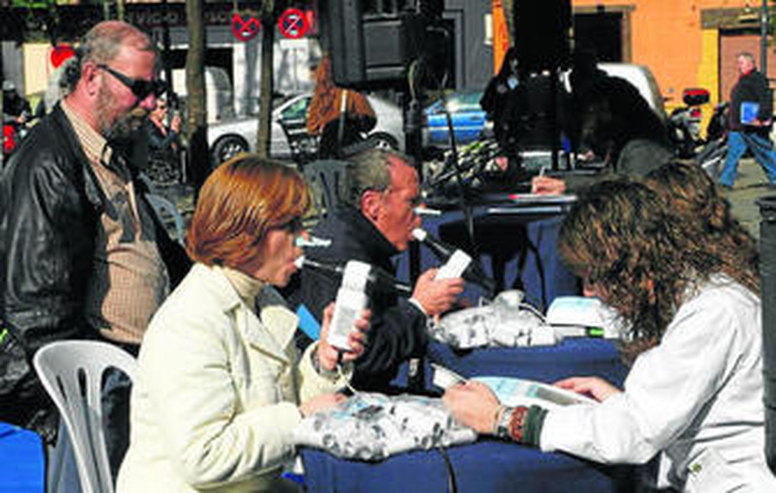 Pruebas en la calle en una campaña de sensibilización para diagnosticar la enfermedad.