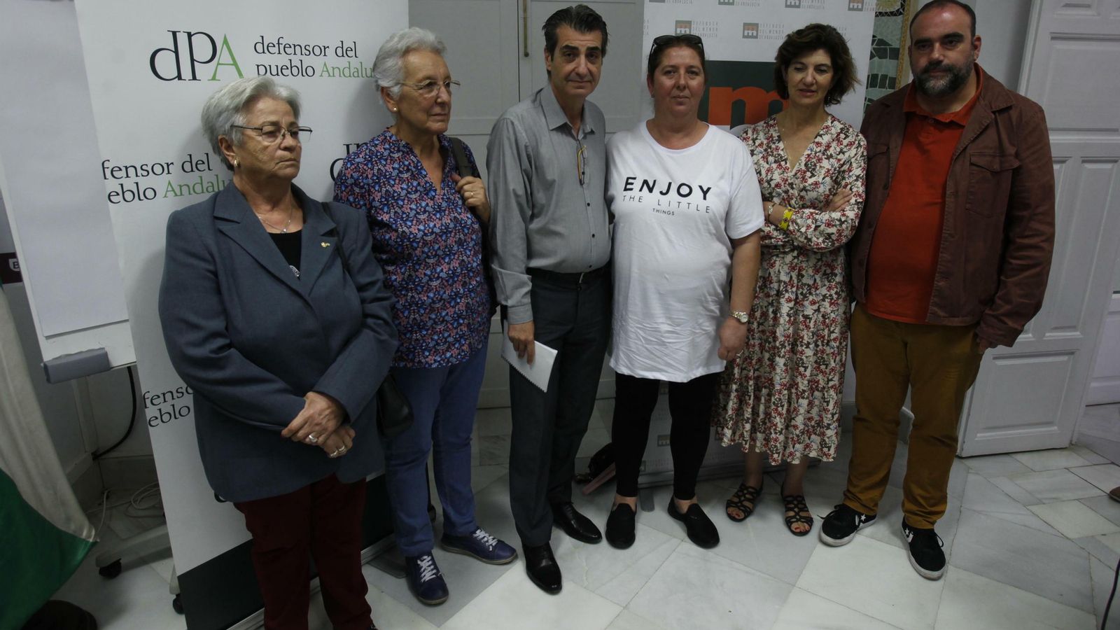 Los concejales de Podemos-IU y representantes vecinales, en la sede del Defensor