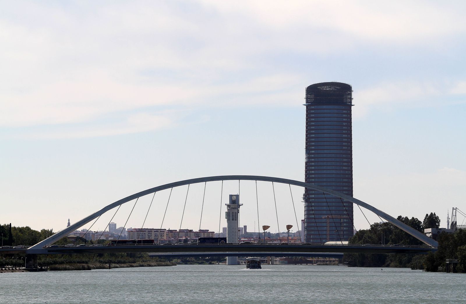 El Puente de la Barqueta, ante la Torre Sevilla.