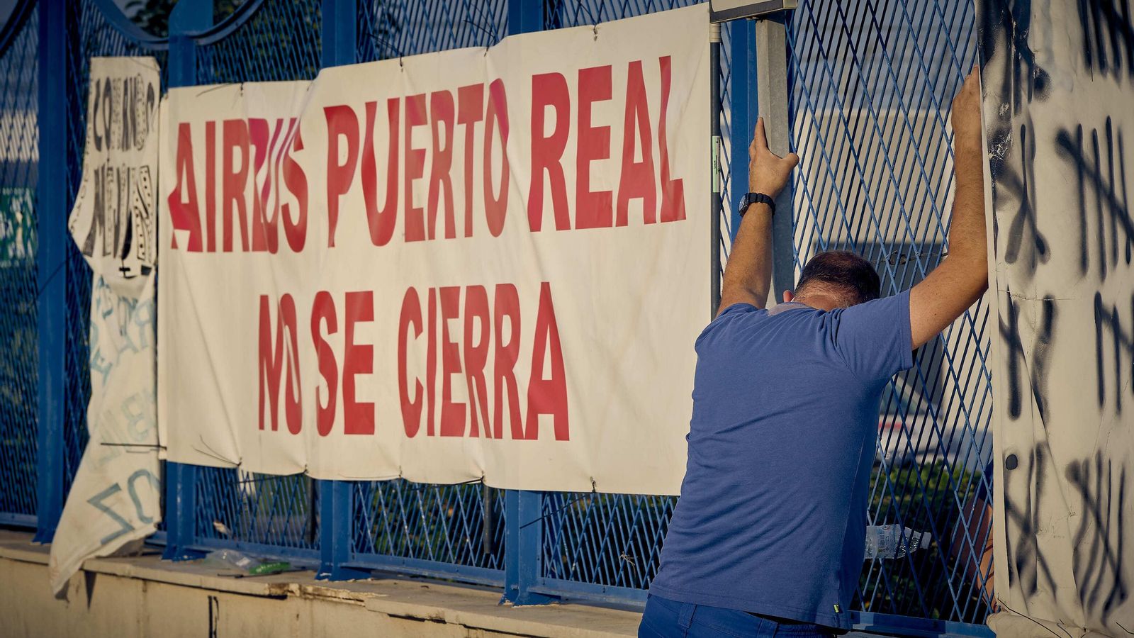Acampada de trabajadores en la puerta de la planta de Airbus Puerto Real