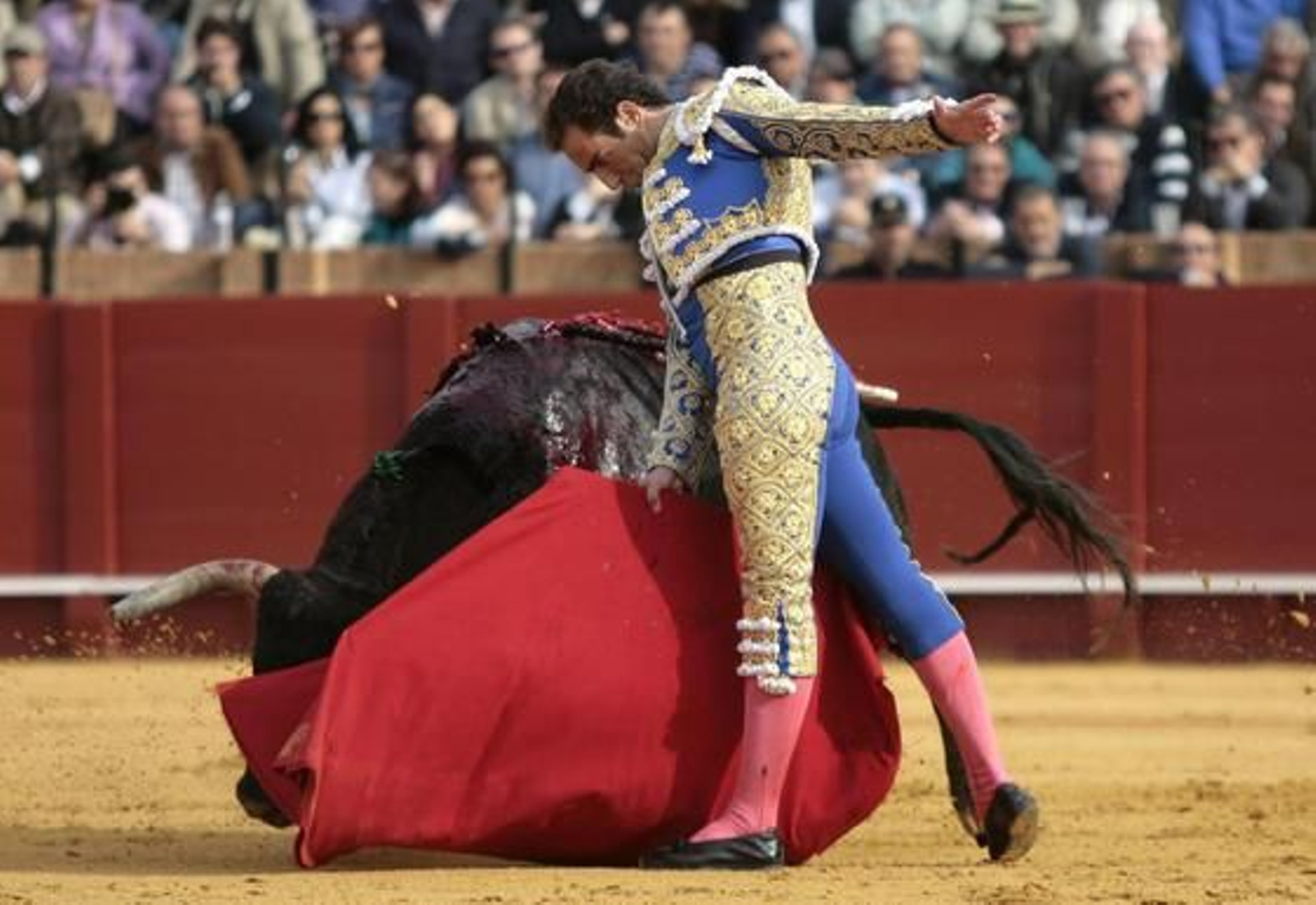 El diestro Salvador Cortés abrió la tarde en la Maestranza.  Foto: Juan Carlos Muñoz