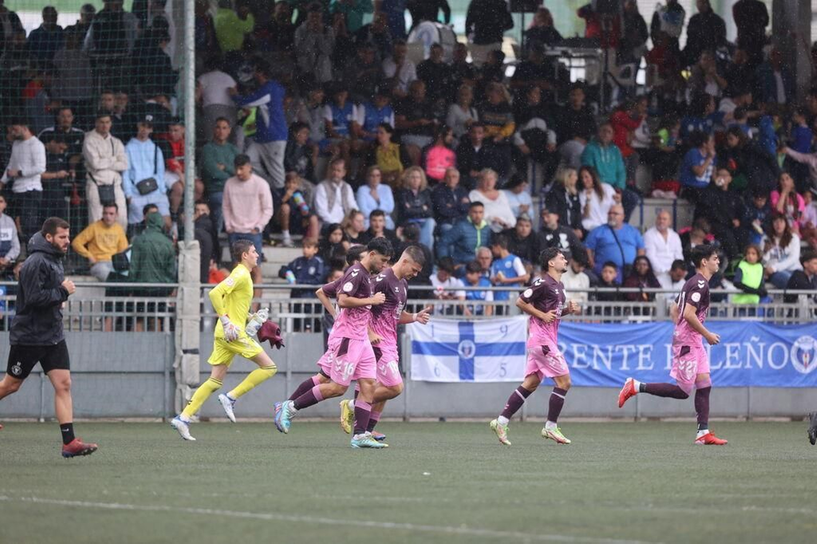 Los jugadores del Atlético Malagueño saltando a calentar.
