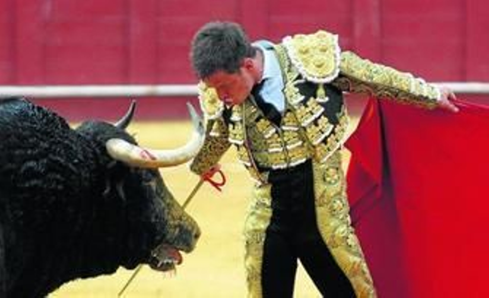 El Juli reta al descubierto a su oponente, ayer, en La Malagueta.