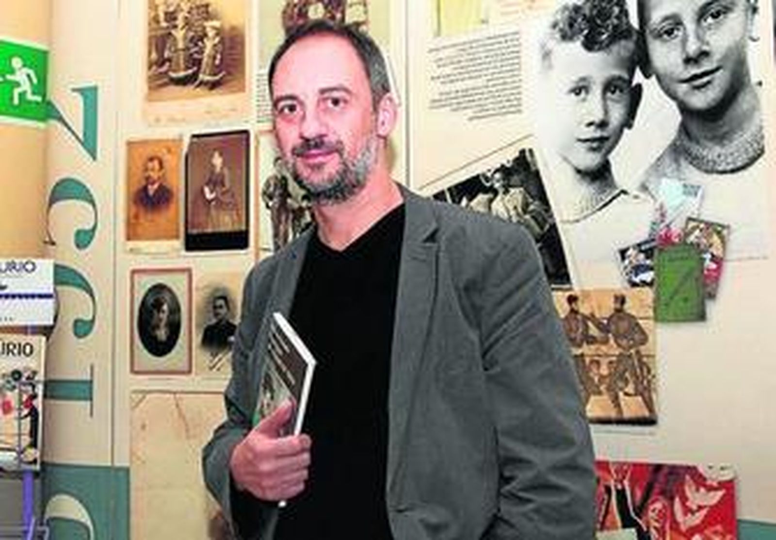 Antonio Orejudo posa con su libro, ayer.