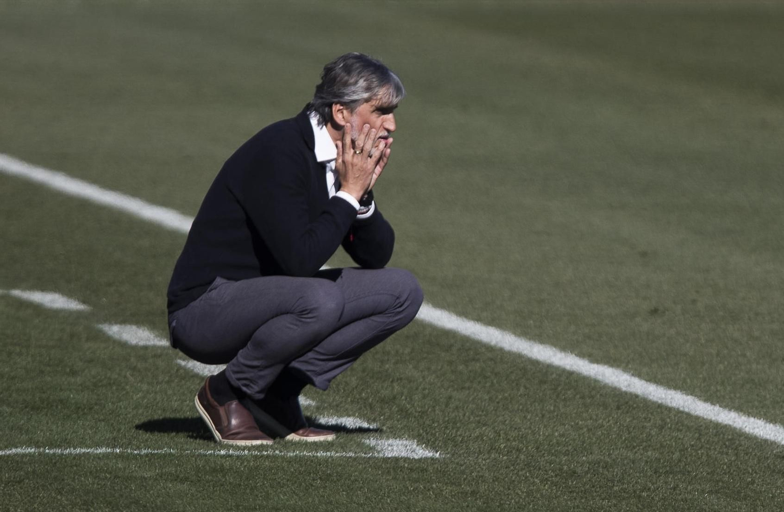 Pablo Alfaro sigue atento el partido ante el Lorca Deportiva en el Francisco Artés Carrasco.