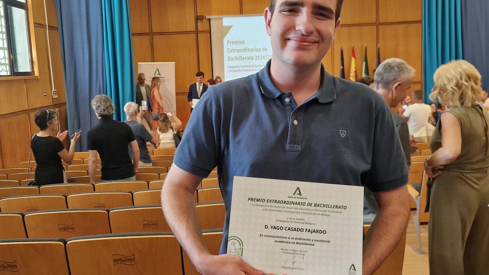 Yago Casado Fajardo con su diploma.