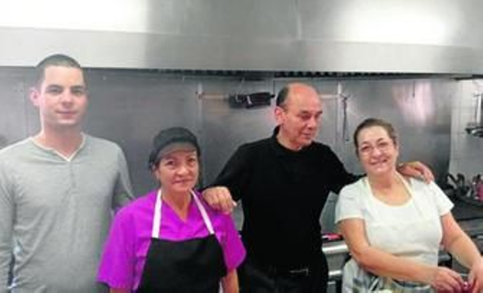 El equipo de Mucho Gusto preparándose en la cocina para una nueva jornada en su restaurante de la calle El Guerra.