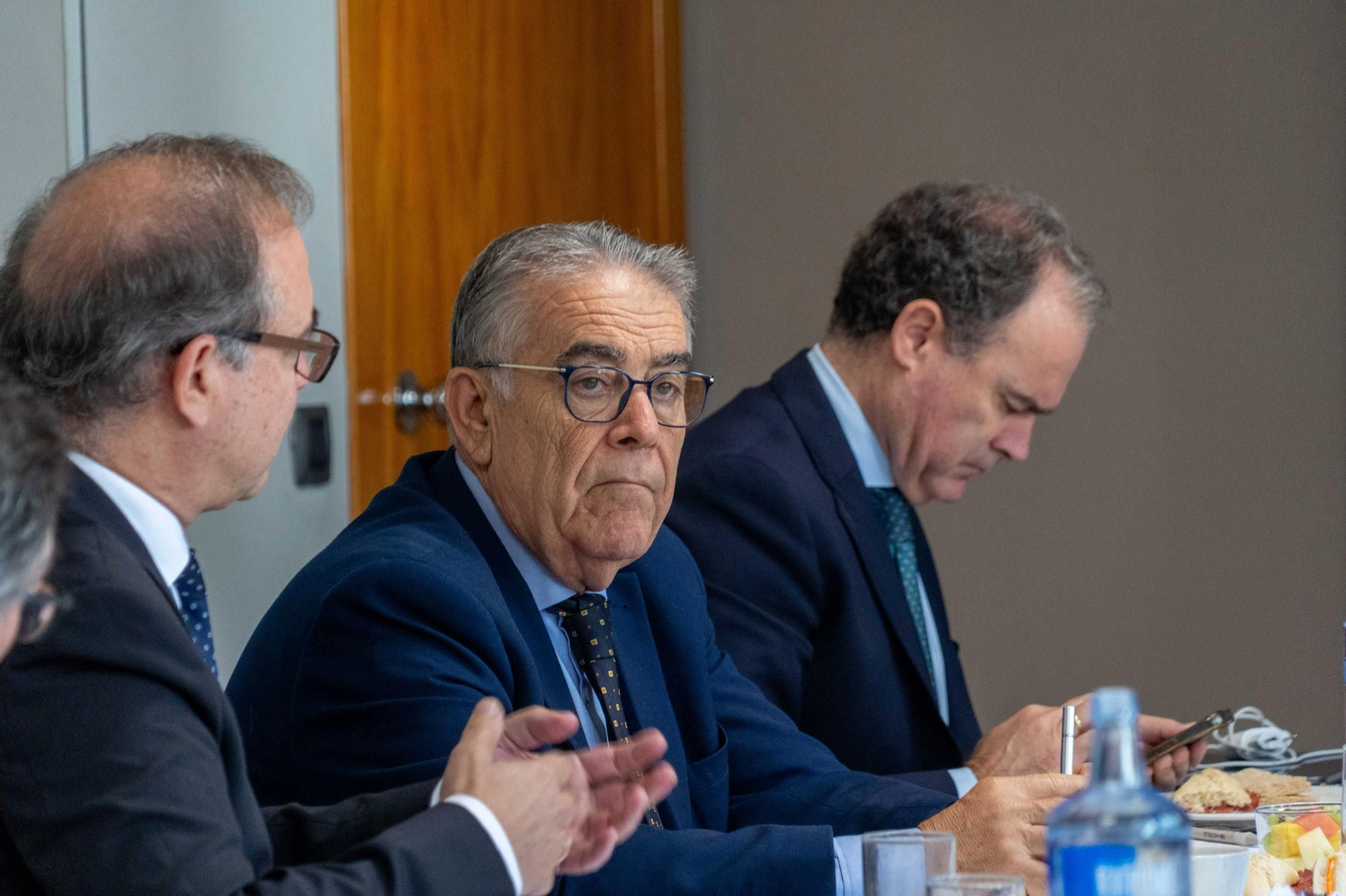 Imágenes del desayuno de redacción 'Huelva, eficiencia y sostenibilidad en la gestión de los servicios en las ciudades'