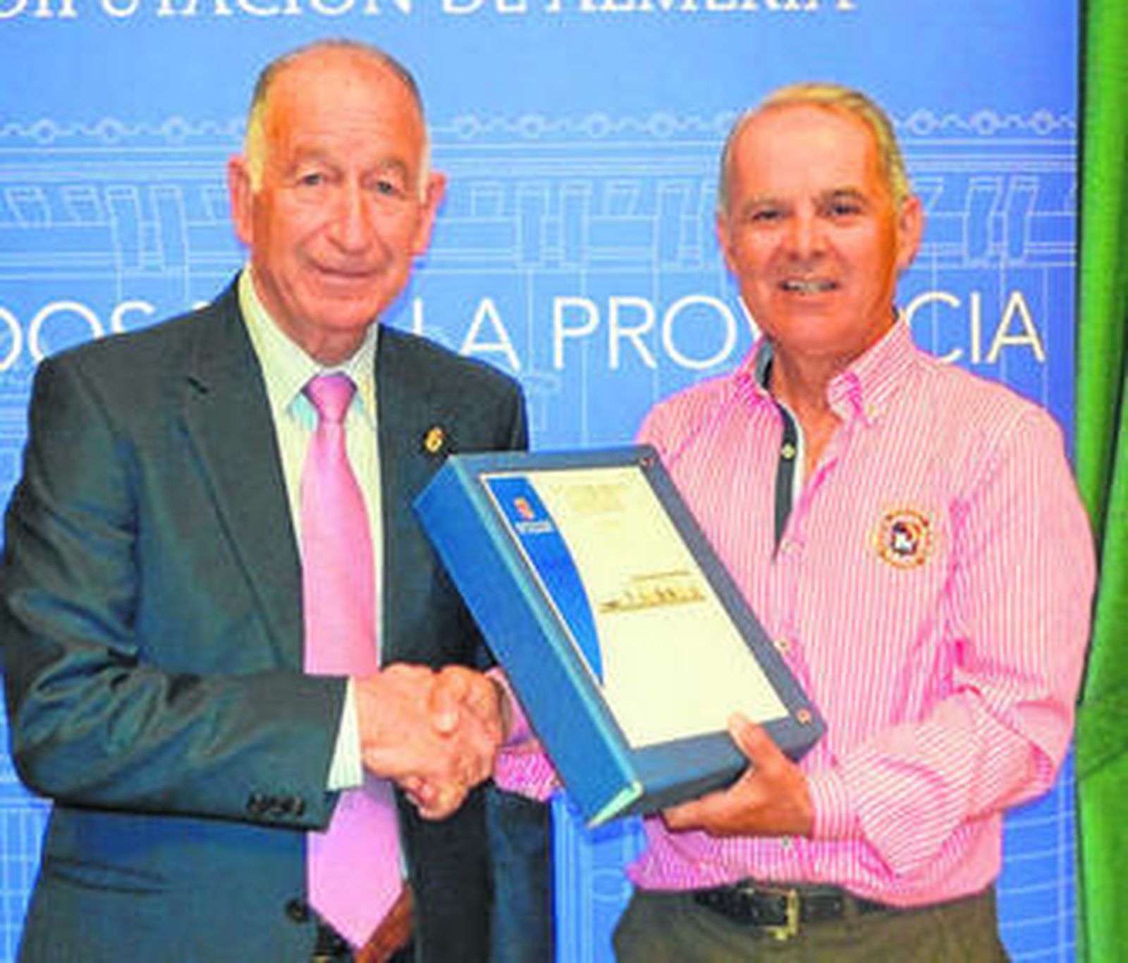 Amat entrega el proyecto del polivalente al alcalde.