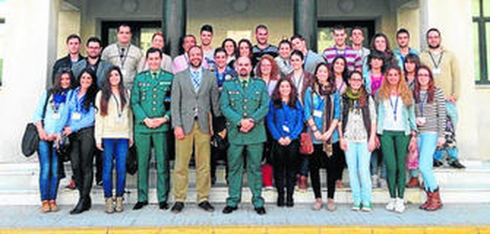 El grupo de estudiantes, ante la Comandancia de la Guardia Civil.