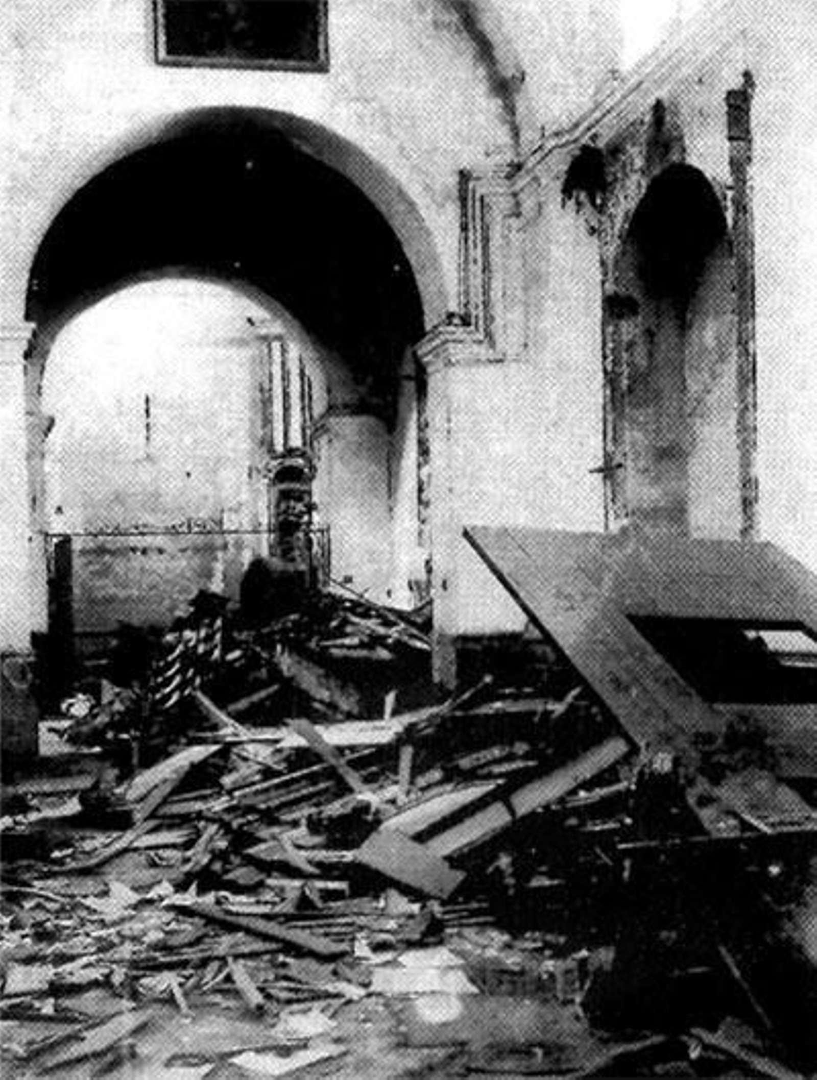 Interior del templo arrasado en los disturbios de 1931. Triste imagen de una época convulsa y enferma.