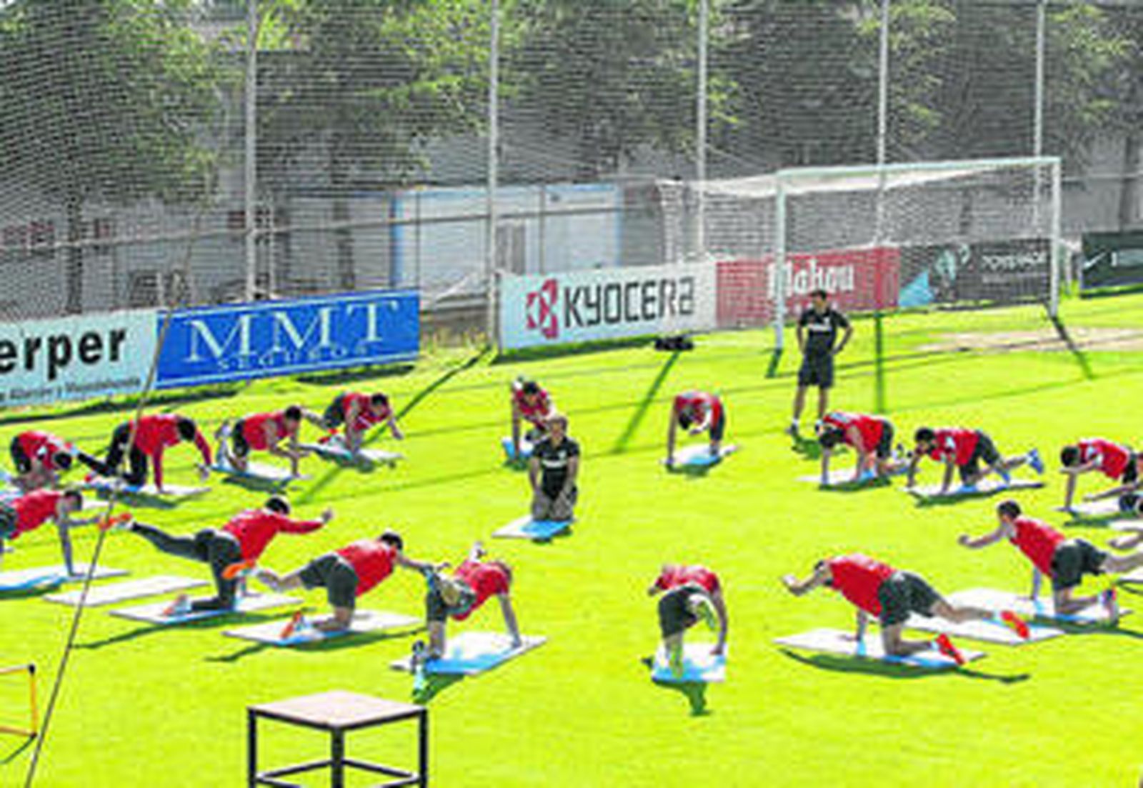 Simeone observa el trabajo de sus jugadores en la sesión de ayer en la ciudad deportiva.
