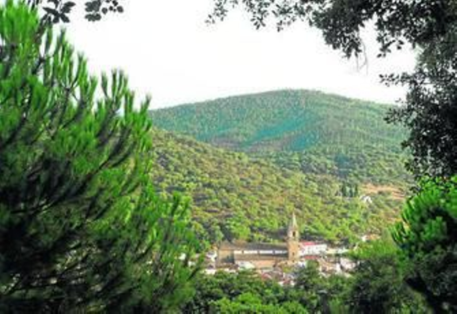 Alájar, con la iglesia de San Marcos, donde Sara Rosique dará el concierto.