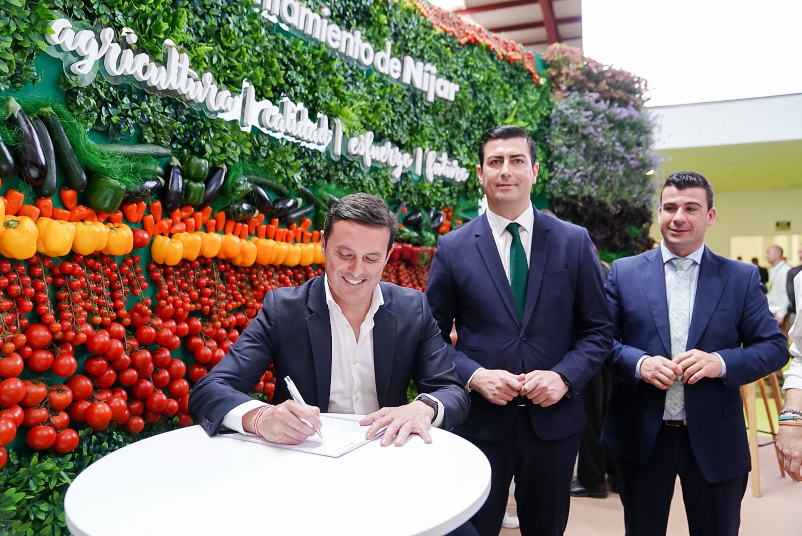 El presidente de Diputación firma el manifiesto.