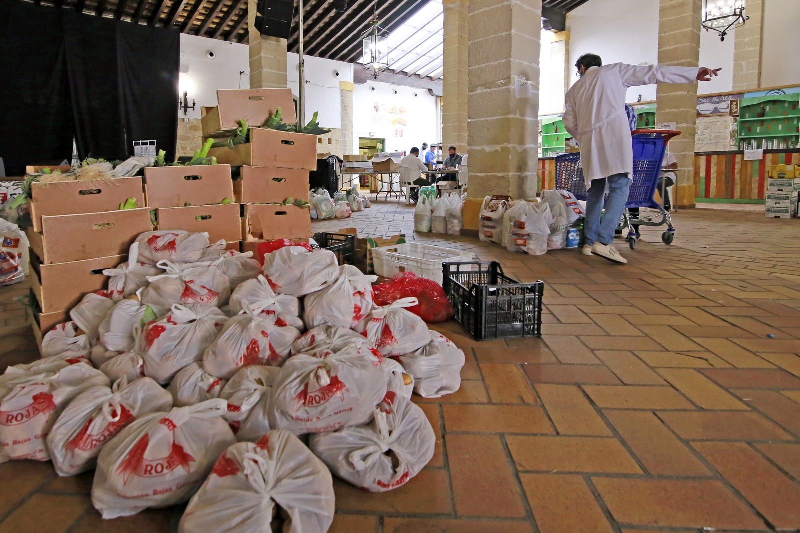 Imagen, del mes de abril, de la nave de 'Costaleros por nuestros mayores', iniciativa que permitió cubrir necesidades básicas los primeros meses de pandemia.