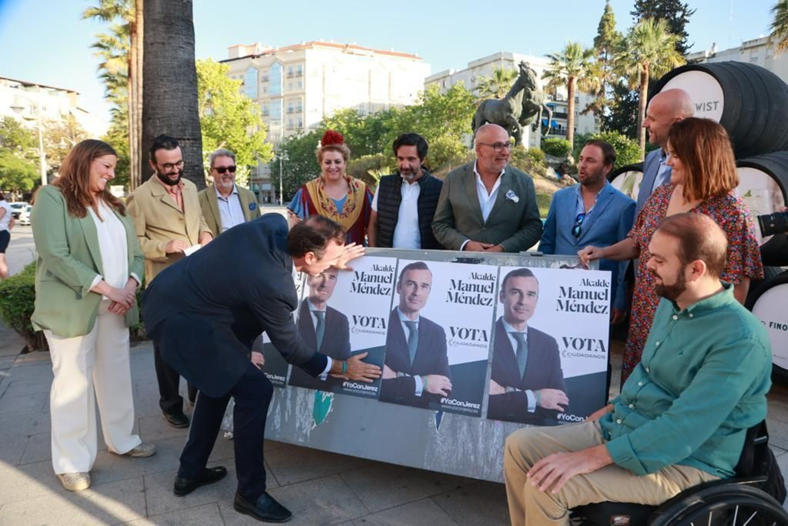 Manuel Méndez, durante la pegada de carteles en el arranque de la campaña electoral.