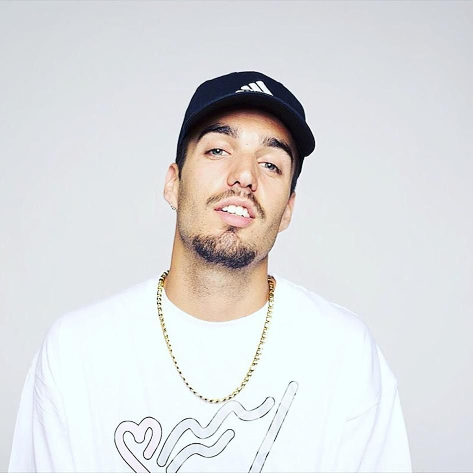 Rels B es conocido por su habilidad para combinar letras ingeniosas con ritmos contagiosos.