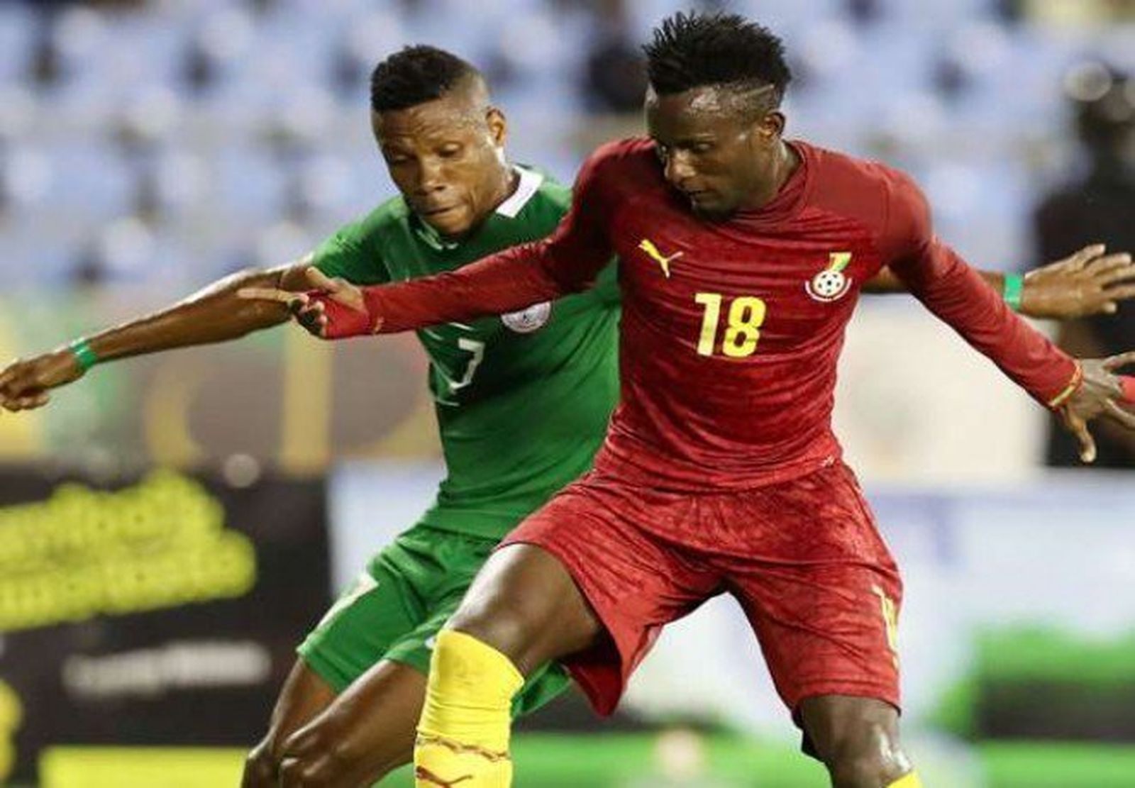 Lomotey, de rojo, defendiendo la camiseta de Ghana sub 20.