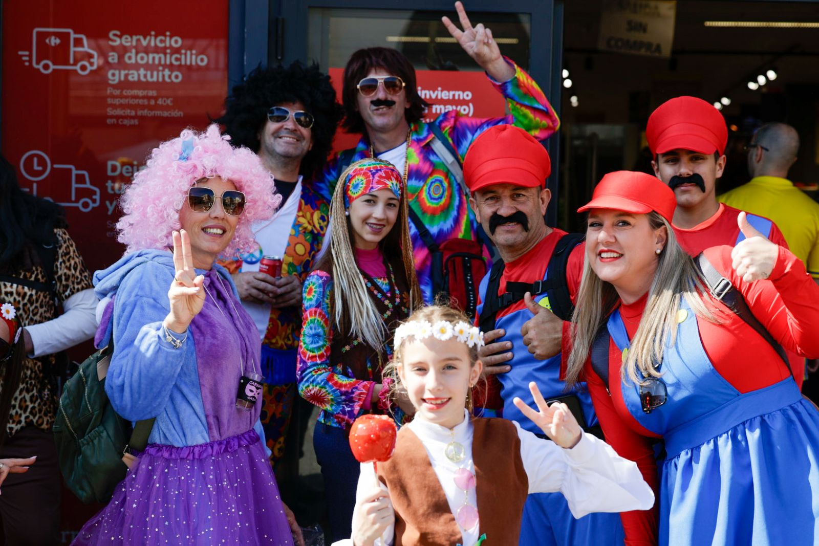 Así vive Cádiz su primer sábado de Carnaval: las imágenes de las batallas de copla y la fiesta en la calle