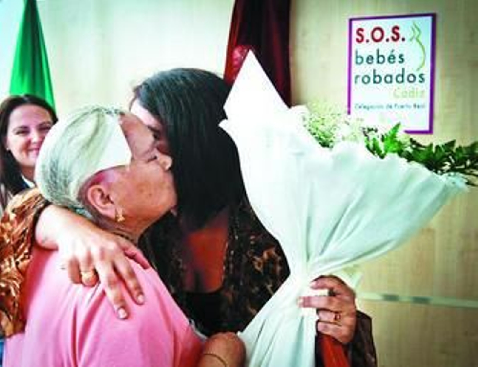 Carmen besa a Toñi tras entregarle un ramo de flores en presencia de Chary: la primera busca a su bebé, las otras dos, a sus hermanos.