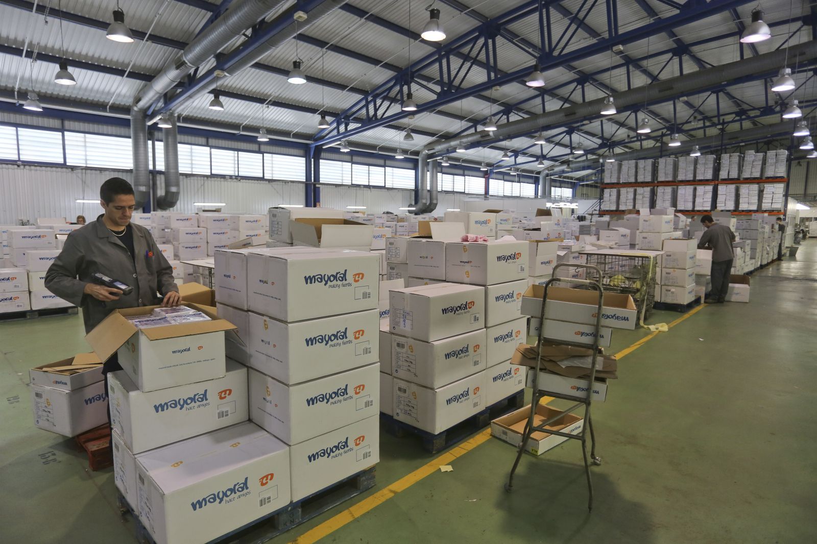 Varios empleados en la sede de Mayoral