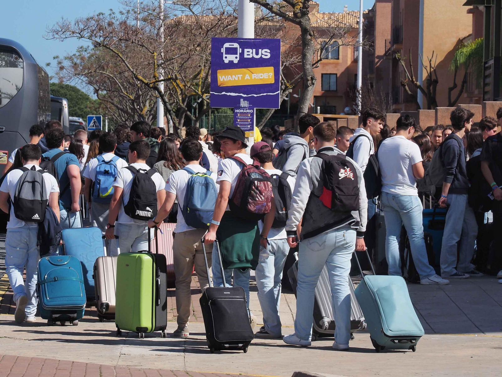 Las fotos de la espectacular llegada de 10.000 estudiantes portugueses a Punta Umbría