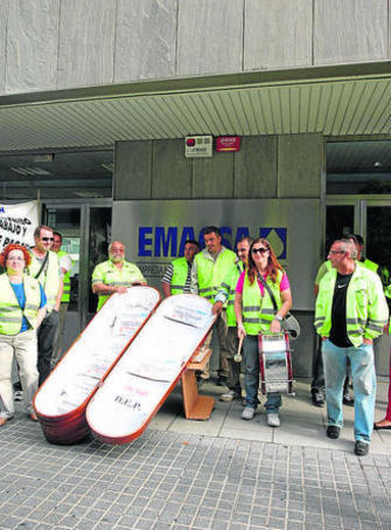 Un momento de la protesta, ayer a la entrada de Emacsa.