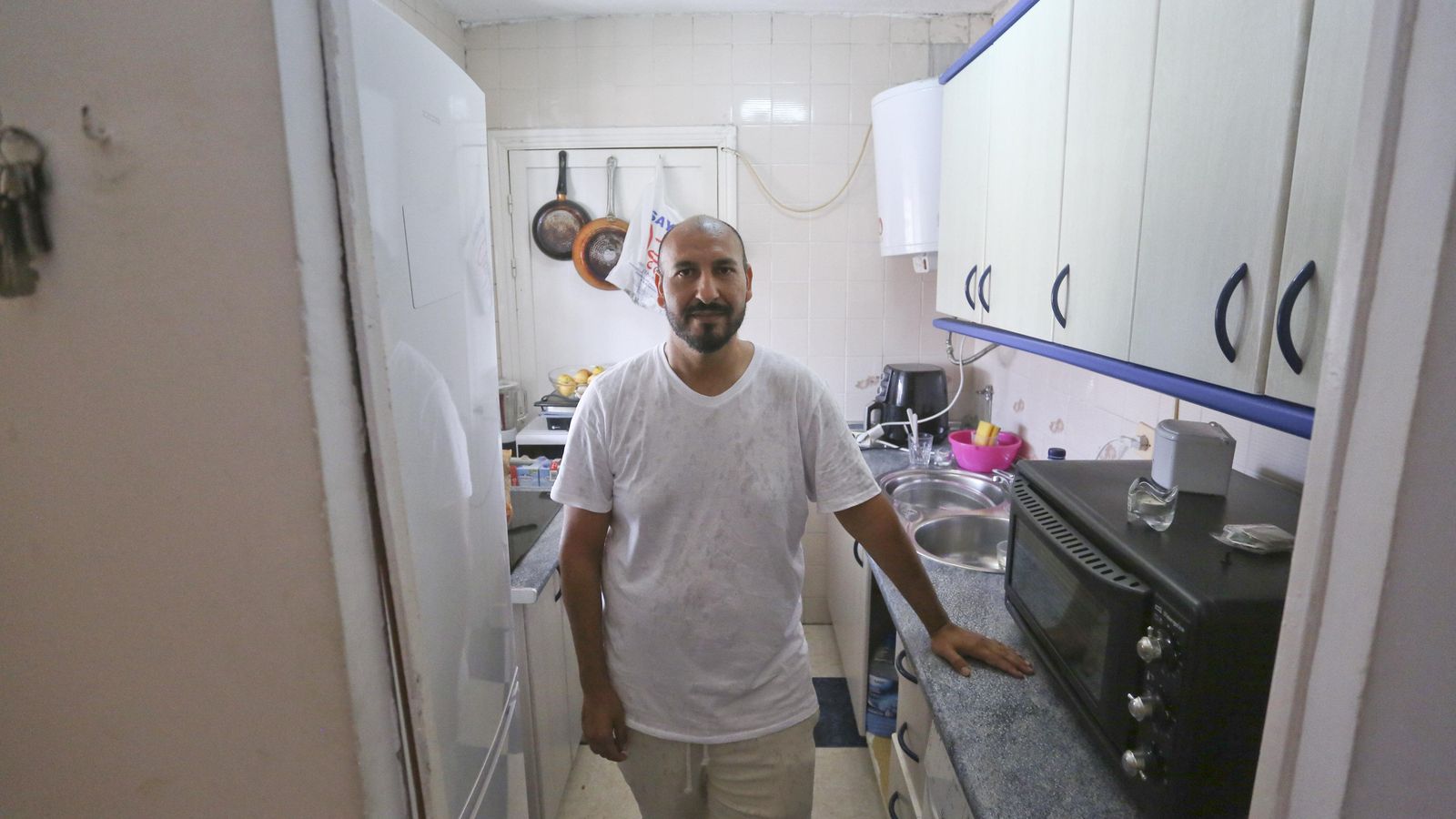 Manuel Heredia en la cocina de su casa.
