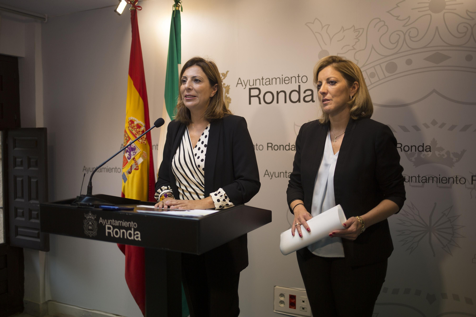 La alcaldesa de Ronda junto a la delegada municipal de Economía