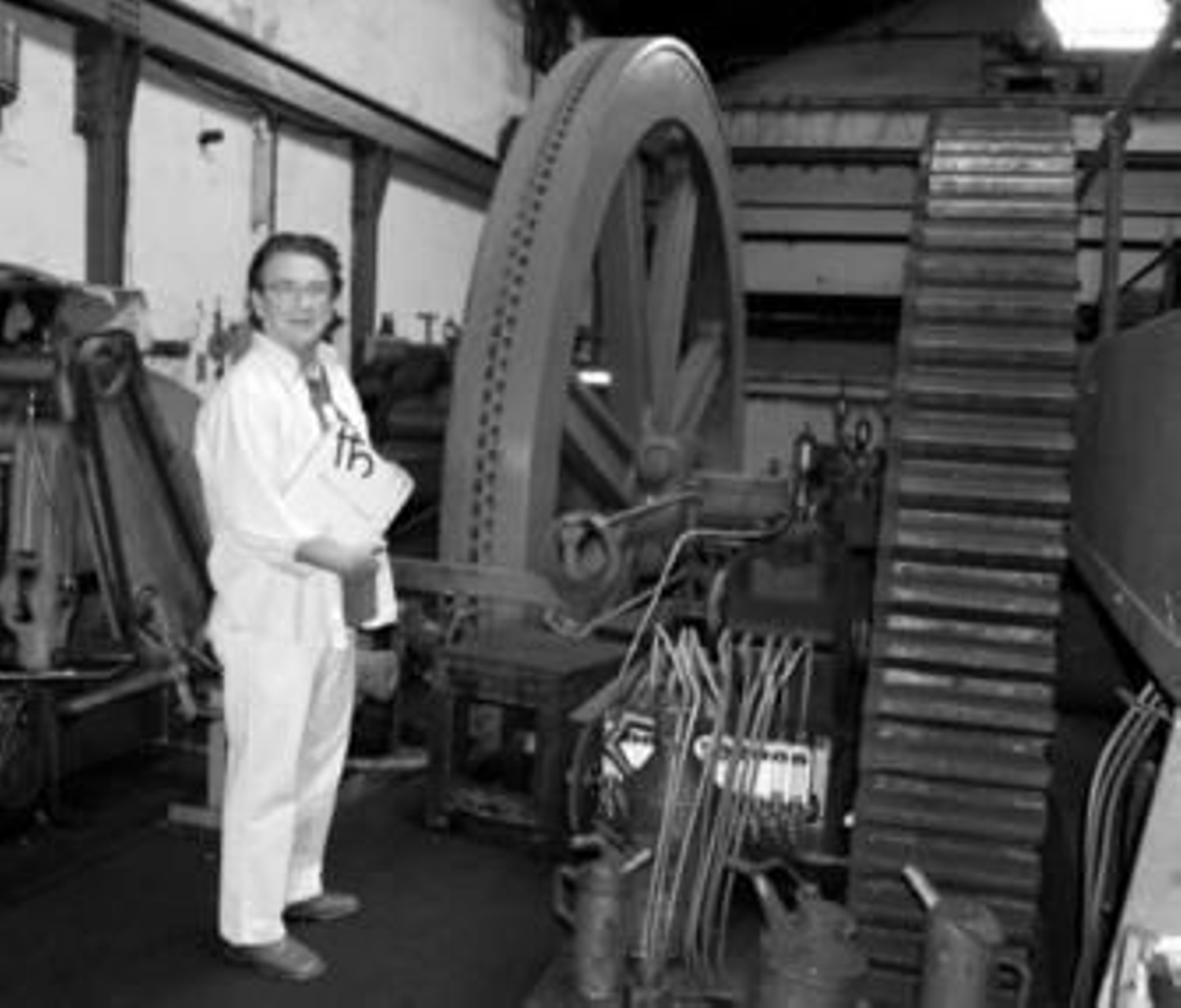 1. Colin Bertholet, con su libro, en la Azucarera Nuestra Señora del Rosario de Motril, su última fuente de inspiración. 2. Un cuaderno de 25 fotografías recuerda que no es sólo la fuente del azúcar y del ron, sino también el lugar donde se produce la transformación. 4. Instalación dentro de la azucarera.