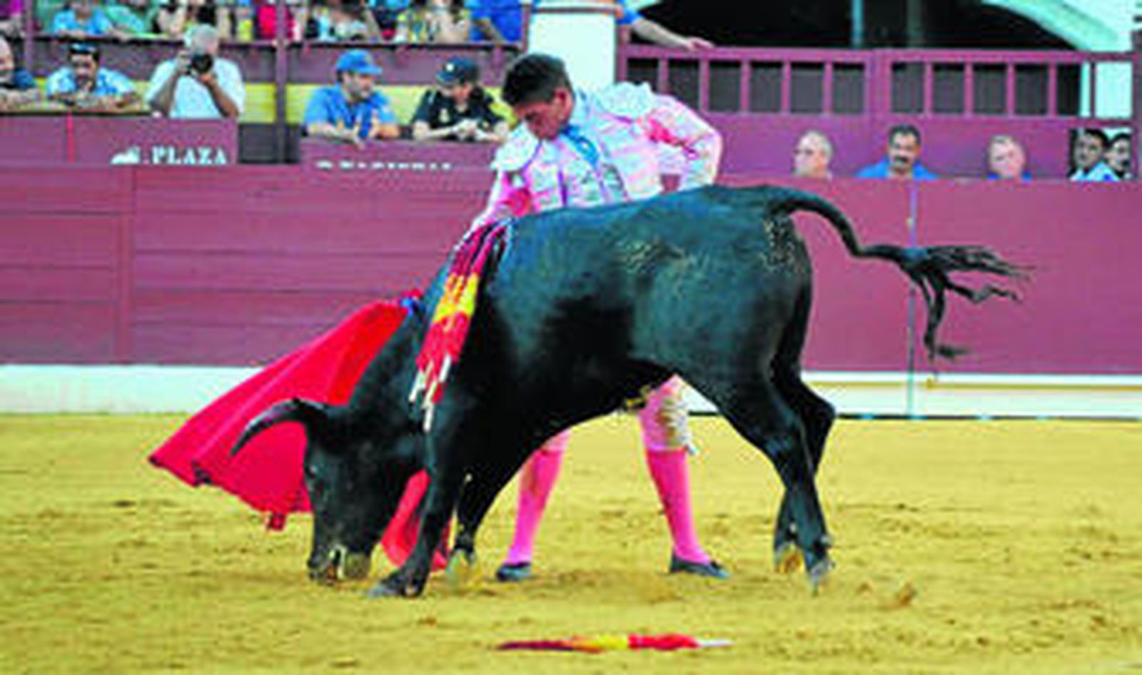 El almeriense José Cabrera en un derechazo de pies muy asentados y mano baja con mando.
