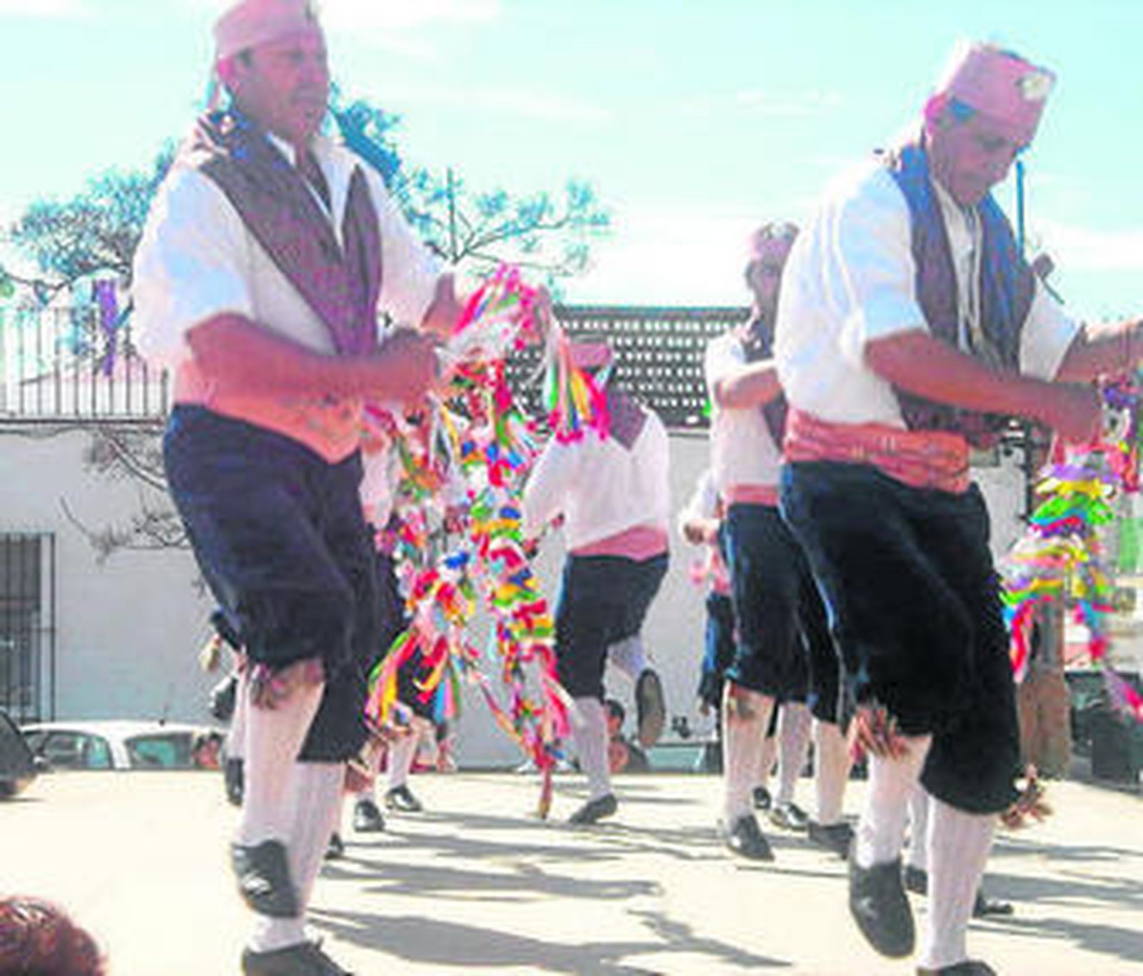 Las calles de la localidad se llenan de bailarínes y público que disfrutan del Festival de Danzas.